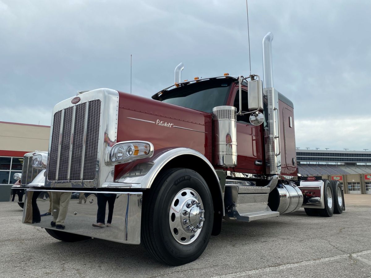 Peterbilt 589 Exterior